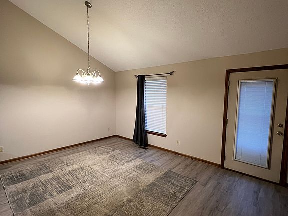 4th image of 936 Goldfinch Ln