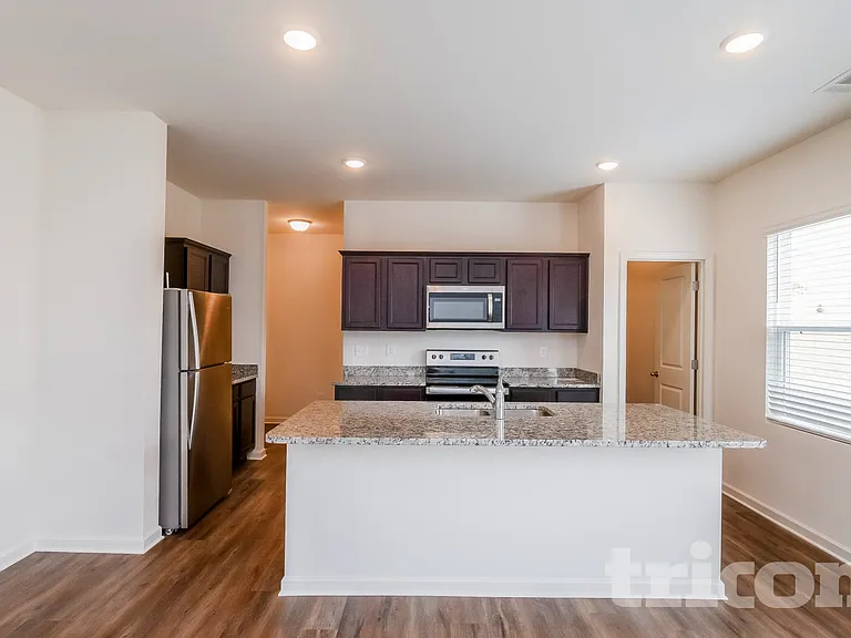 1044 Hudson Ct — Photo 3