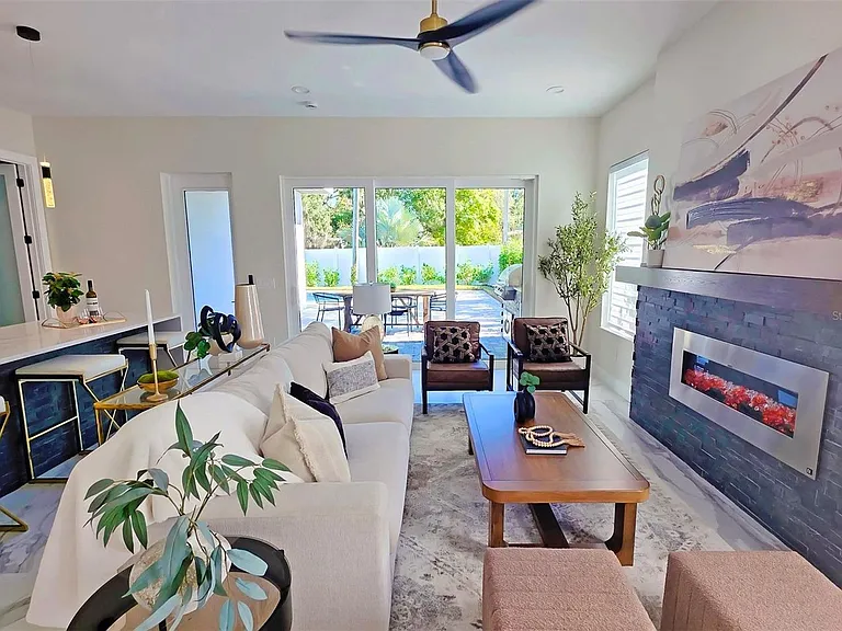 1156 Cocoanut Ave — Photo 9