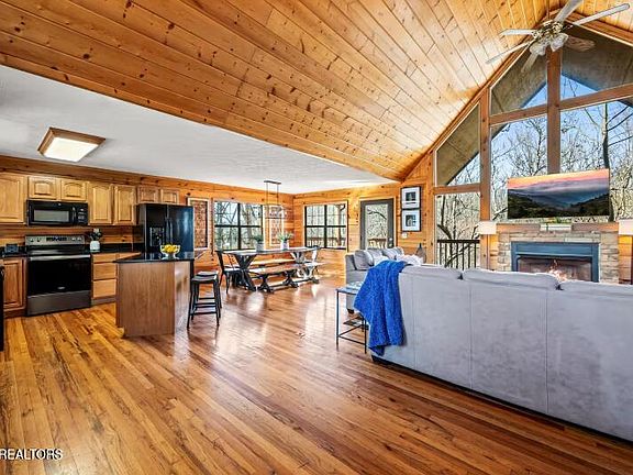 5th image of 1615 Pinewood Way