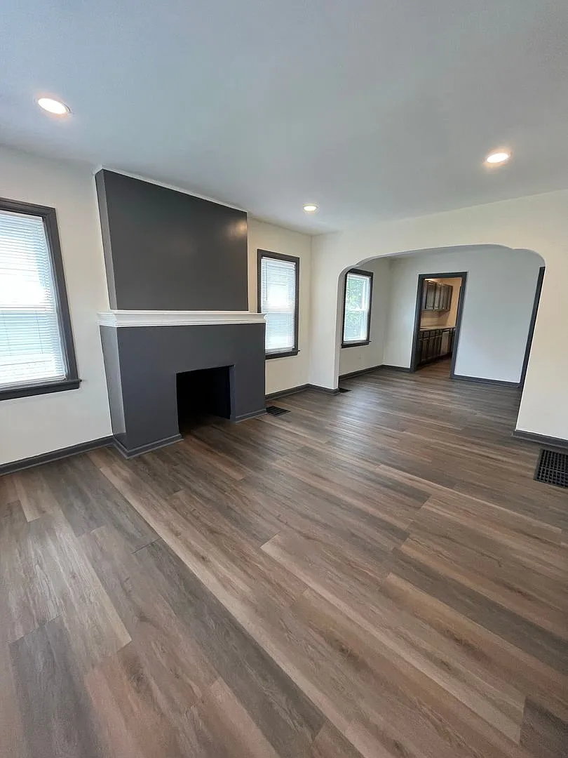 Updated 2 Bedroom, 1 1/2 Bath Home With Fenced in Backyard & 1 Car Garage! — Photo 2