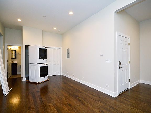 5th image of 425 W Saint James Pl APT 2R