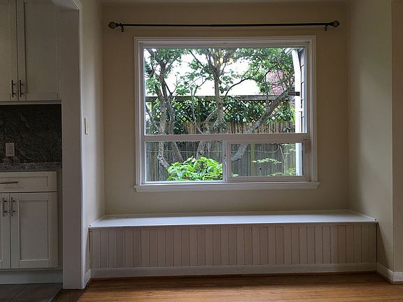 Dining room w/built in bench