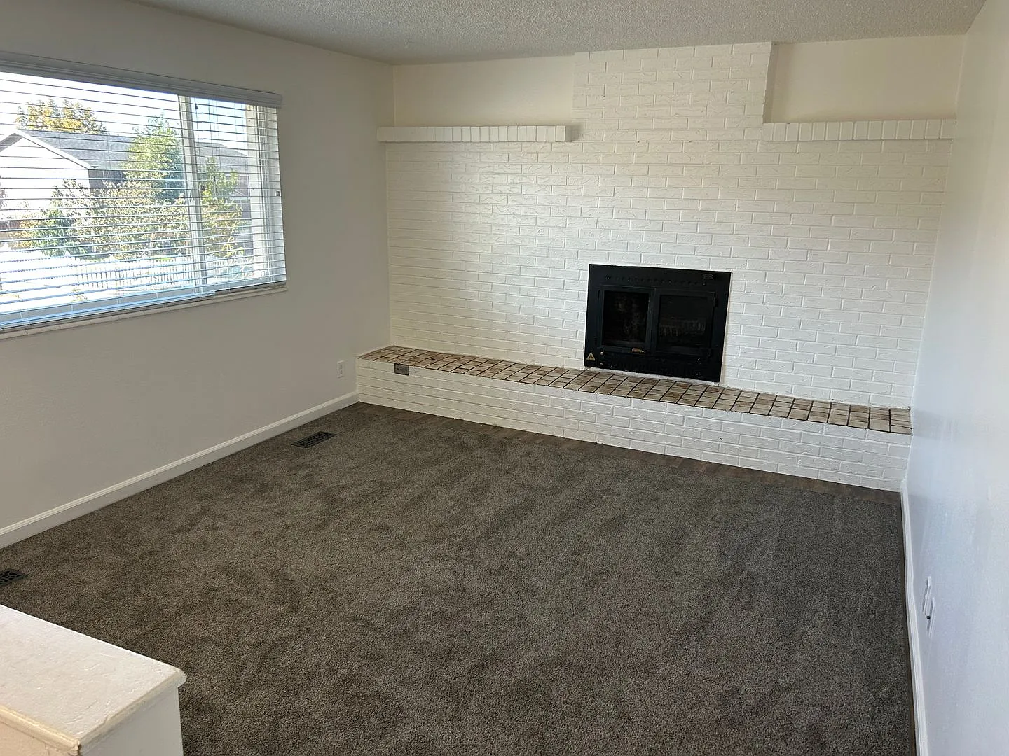 4 Bedroom 2 Bathroom Home in Magna — Photo 2