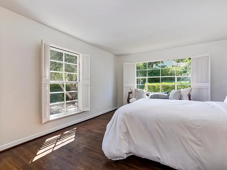 1448 N Beverly Dr — Photo 22