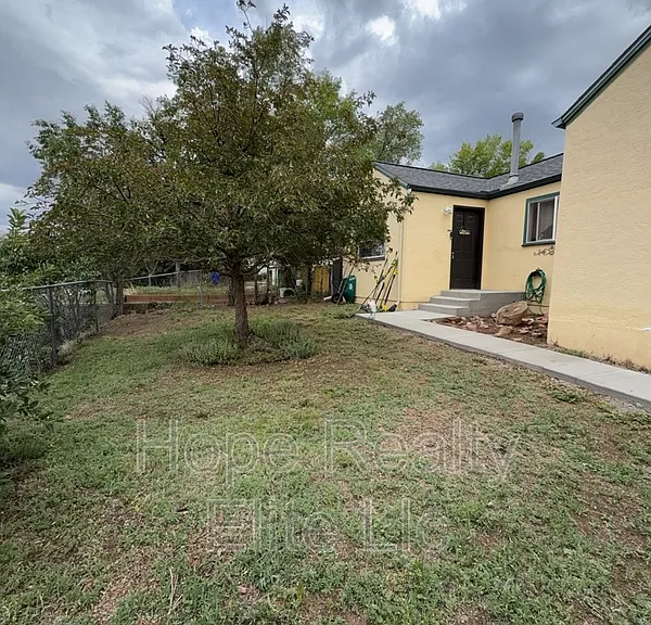1230 N Chestnut St — Photo 1
