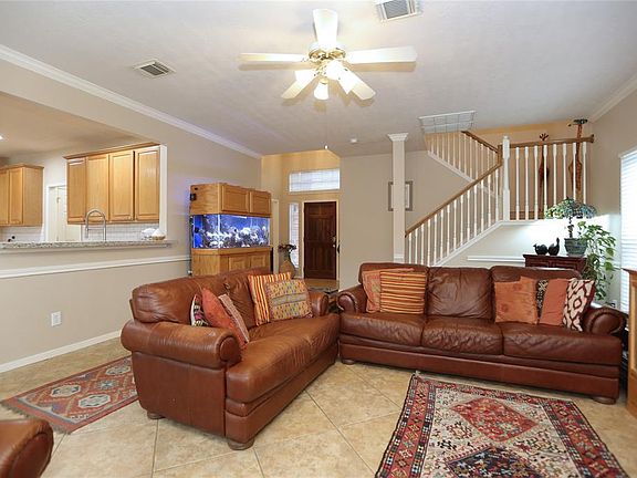 A different view of the living area...