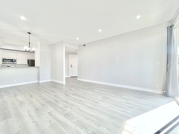 4th image of 1526 S Shenandoah St #101