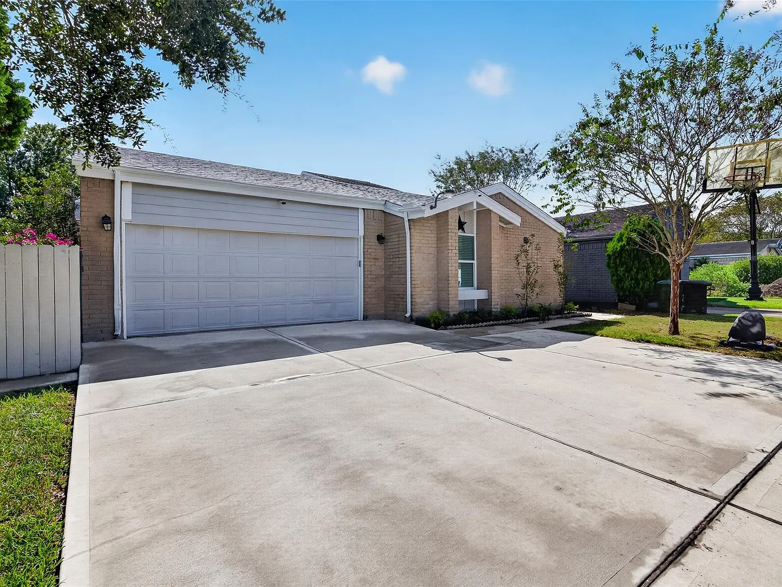 3 bed, 2.0 bath, 2223 sqft, $2,200 — Photo 1