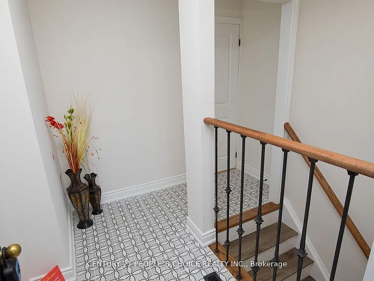 2 Betteridge Ln W — Photo 7