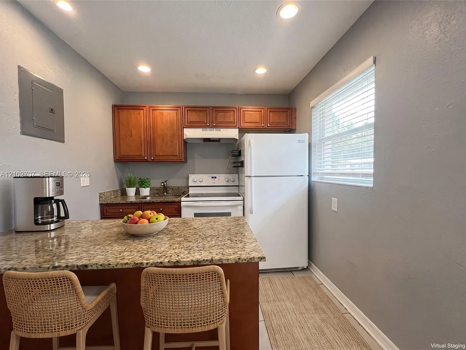 2 bed, 1.0 bath, $1,690 — Photo 2