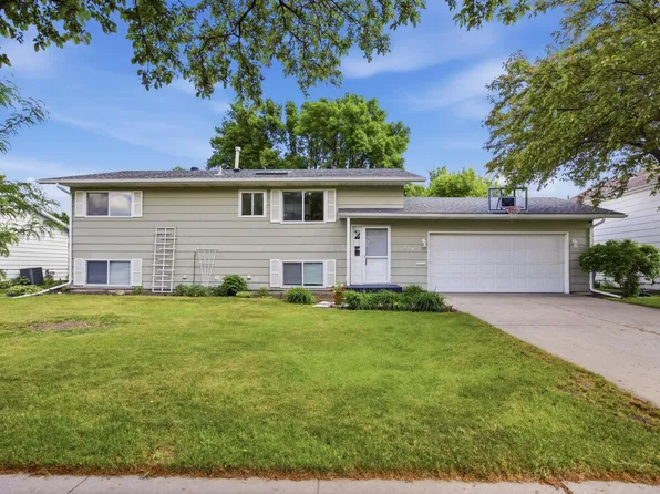 630 Appletree Ln, Moorhead, MN 56560