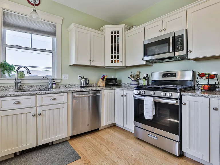 246 Northern Blvd — Photo 8