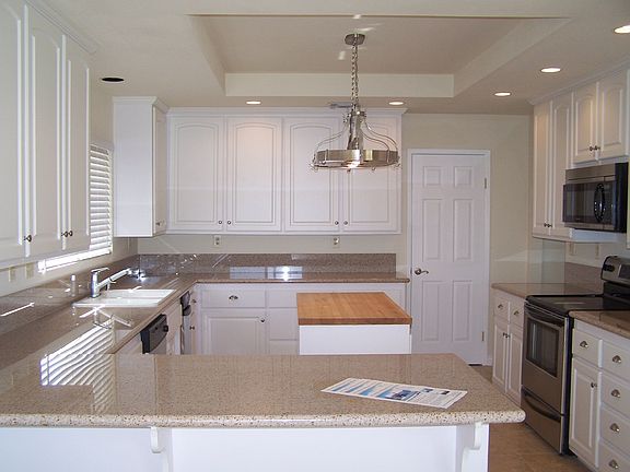 Granite Cook's Kitchen w/Pantry!