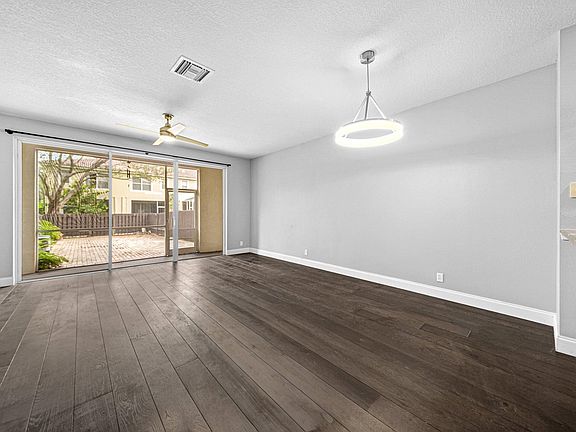 4th image of 9663 Lago Dr #0