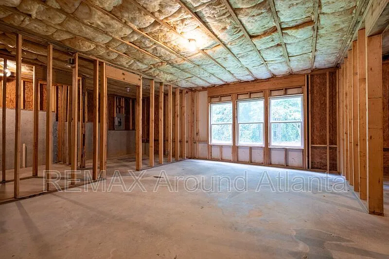 5 bed, 2.5 bath, 2640 sqft, $2,500 — Photo 3