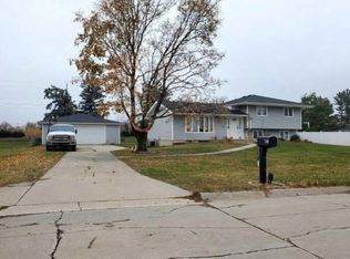 730 Kainz Dr, Hiawatha, IA 52233