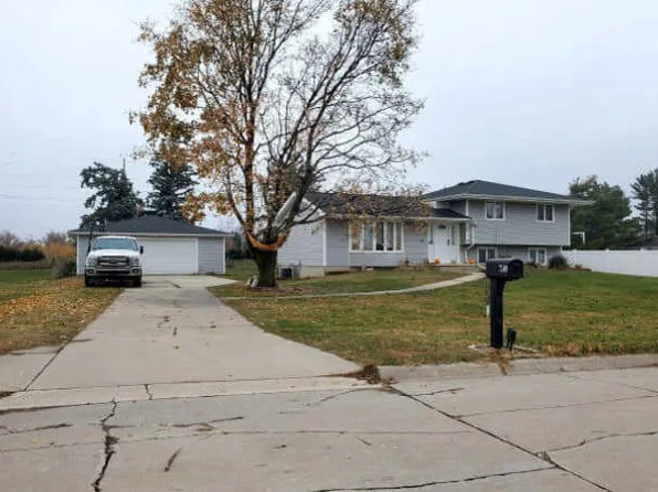 730 Kainz Dr, Hiawatha, IA 52233
