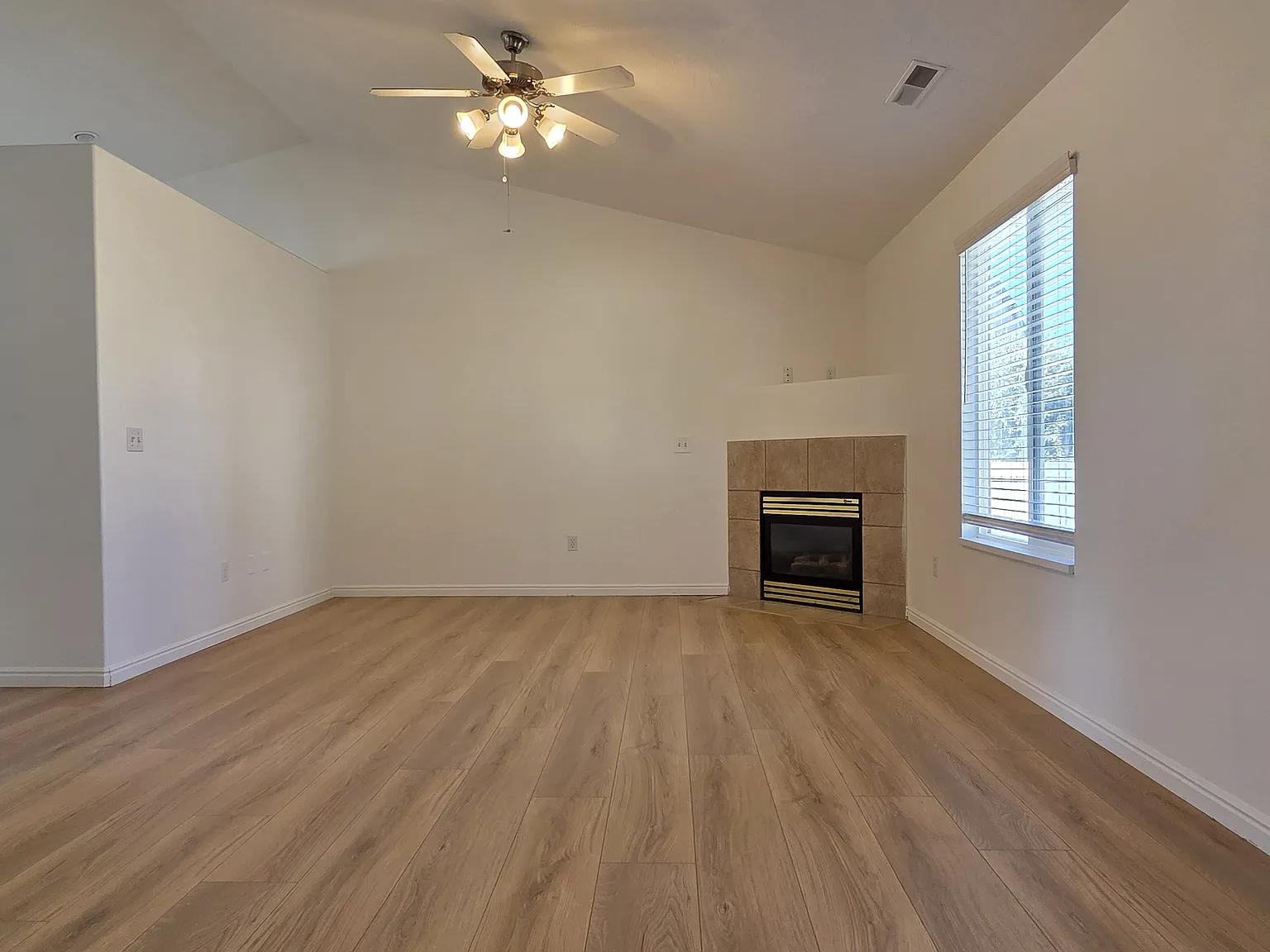 3 bed, 2.5 bath, 1626 sqft, $2,500 — Photo 4