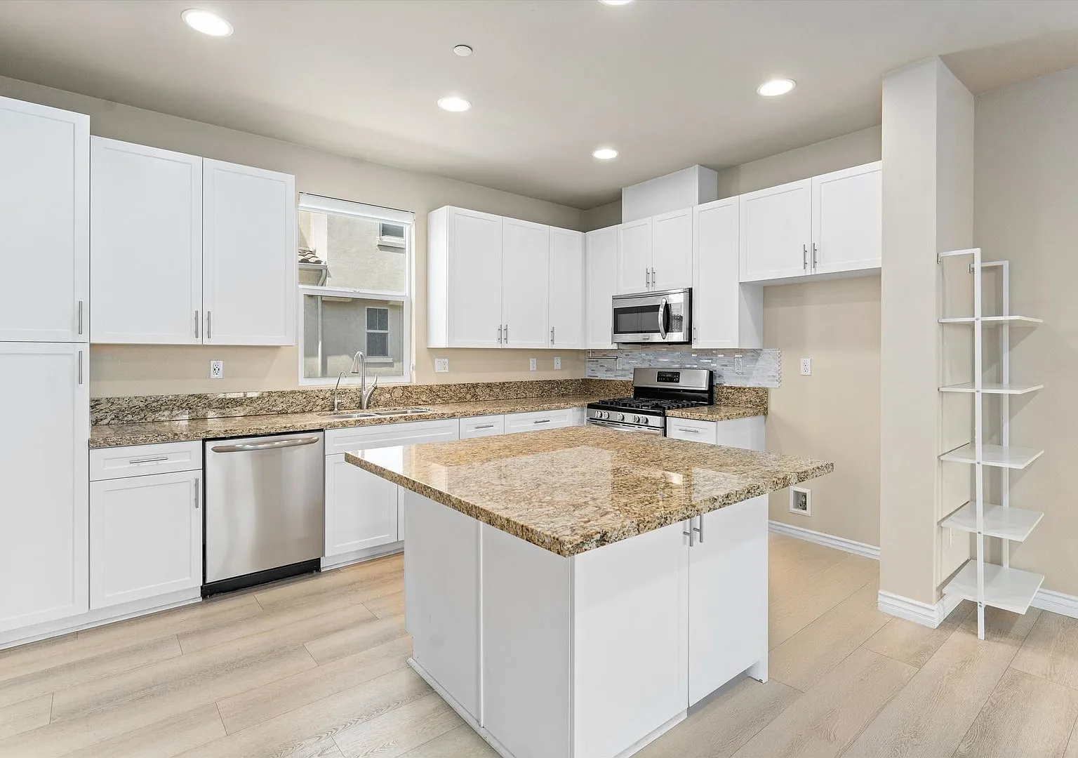Beutiful Townhome For Lease in Anaheim! 3 Car Garage, 3 Bedrooms. — Photo 4