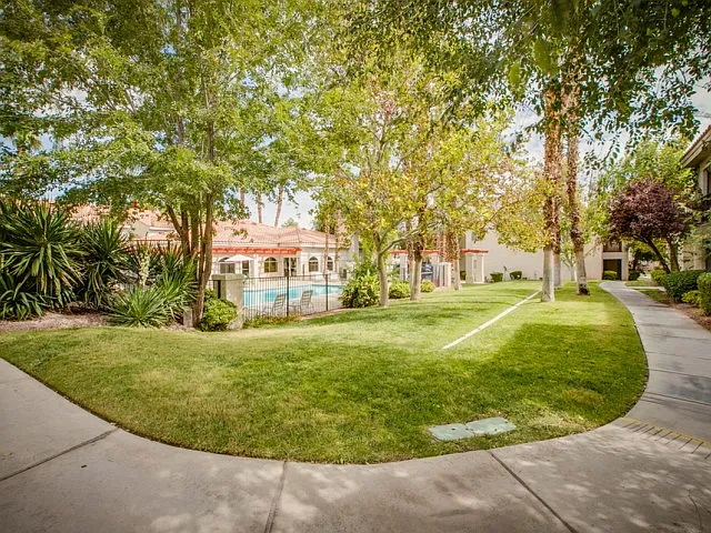 Villa Monterey Apartments — Photo 4