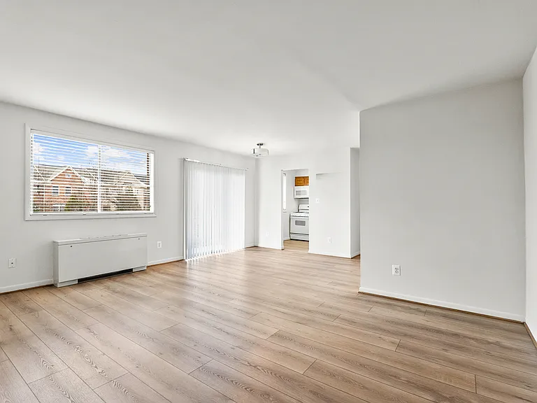 International Apartments — Photo 11