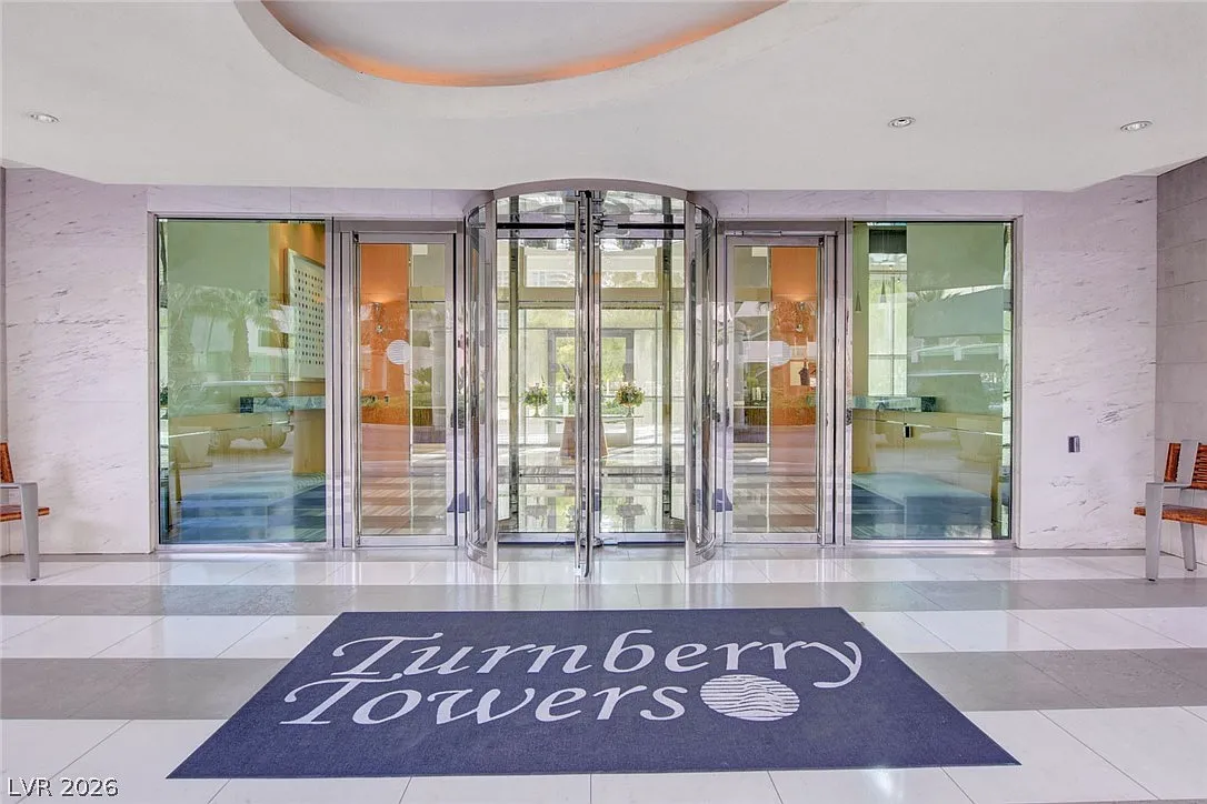 Turnberry Towers — Photo 1
