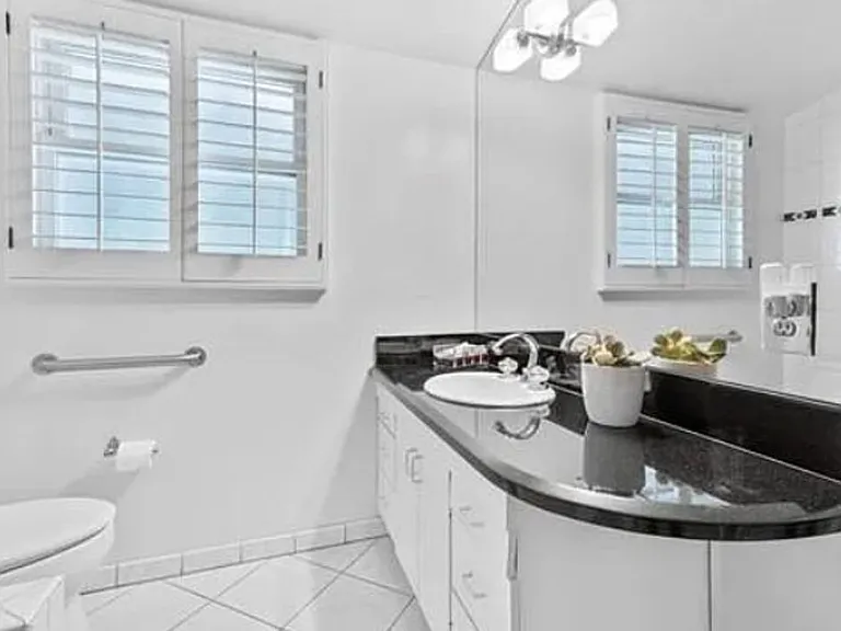 4363 Hayvenhurst Ave — Photo 47