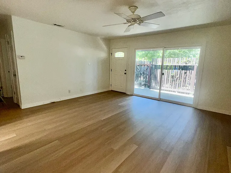 5496 Roundtree Dr — Photo 3