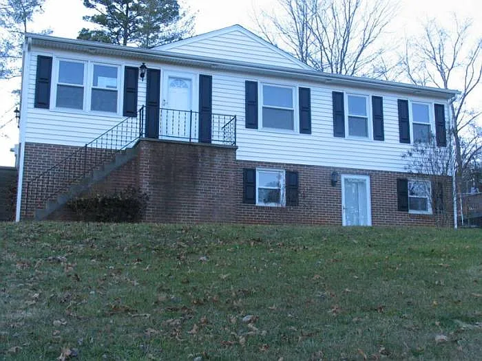 110 Camelot Dr photo 1