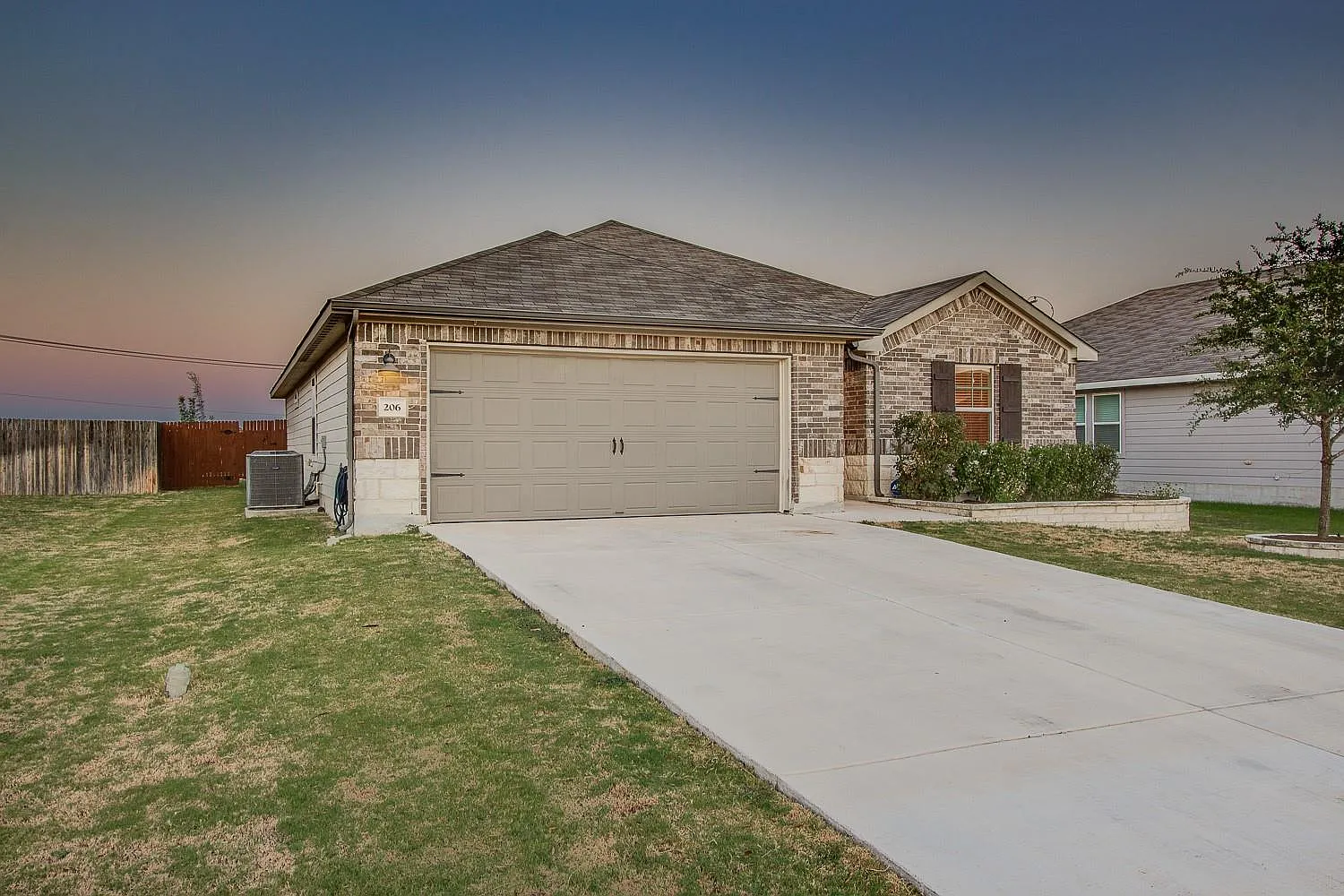 4 bed, 2.0 bath, 1907 sqft, $2,150 — Photo 2