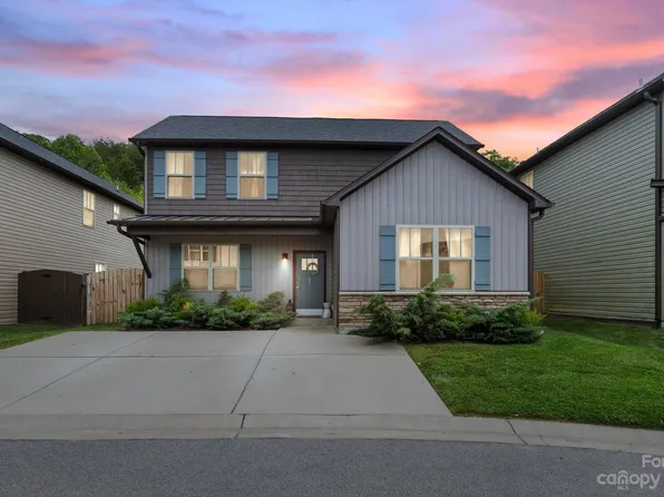 27 Mann Ln, Fletcher, NC 28732
