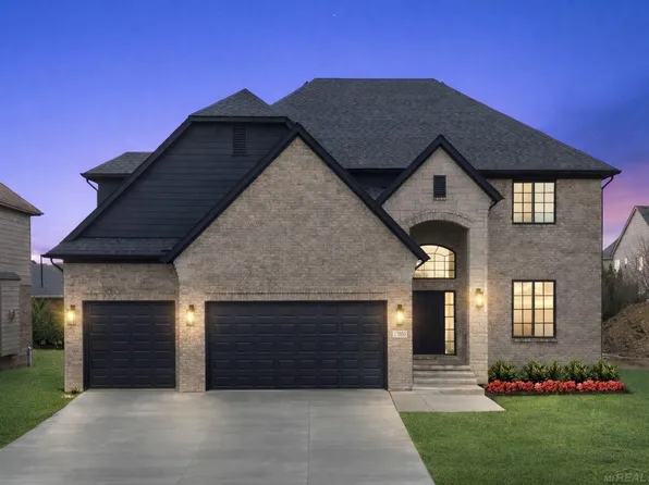 17000 Pienza Dr, Macomb, MI 48042