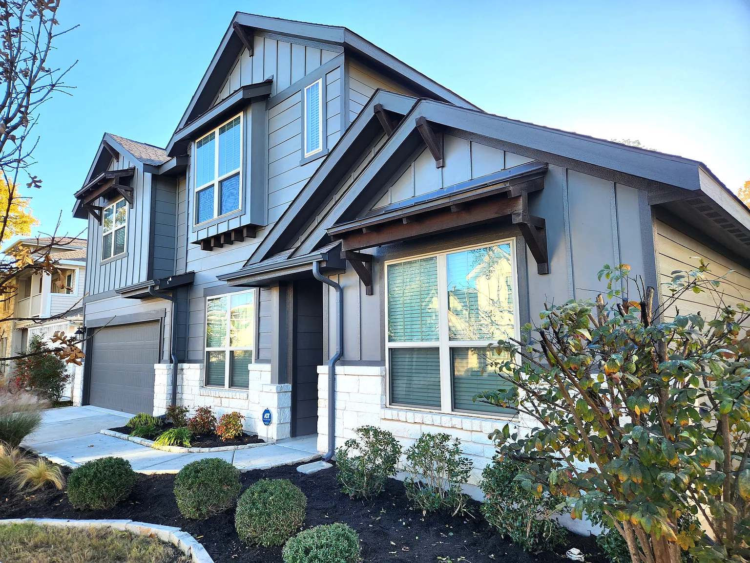 4 bed, 2.5 bath, 1976 sqft, $2,600 — Photo 2