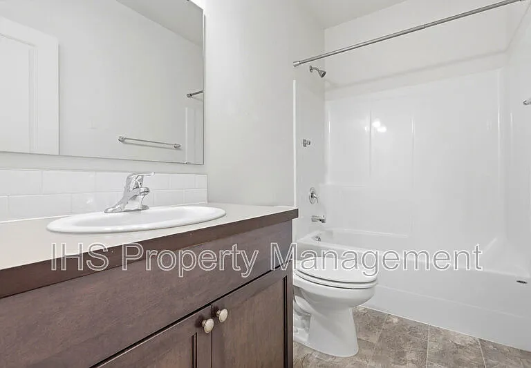 1918 Elm Pl — Photo 16