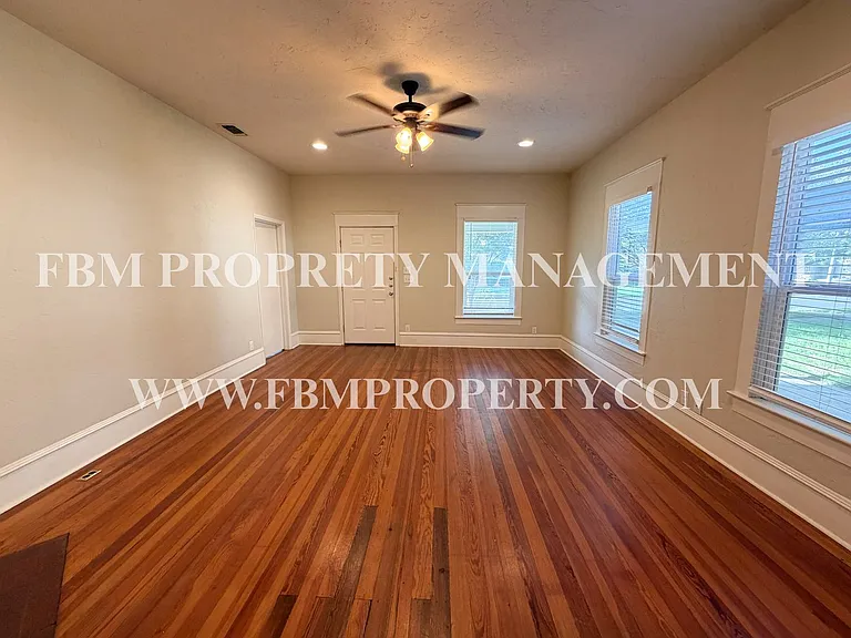 604 W Knox St — Photo 3