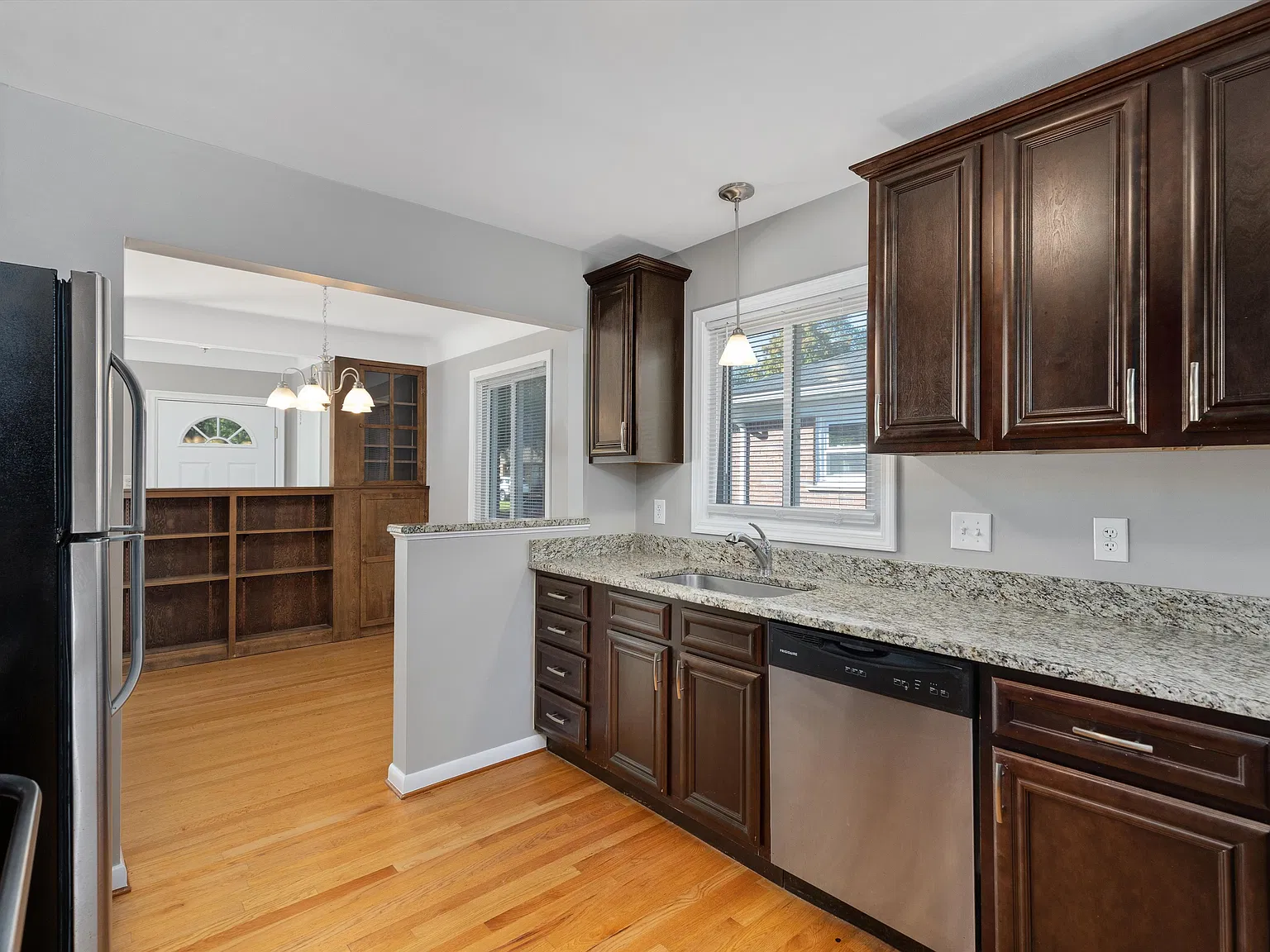 3 bed, 1.5 bath, 1050 sqft, $2,395 — Photo 4