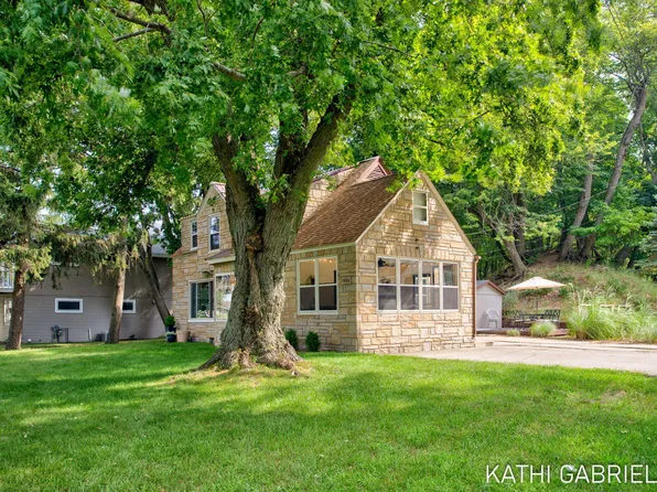 19196 N Shore Dr, Spring Lake, MI 49456