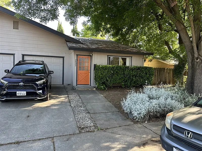 2822 Albany Ave