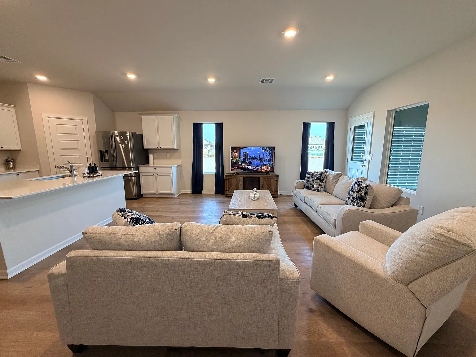4 bed, 1833 sqft, $3,000 — Photo 3