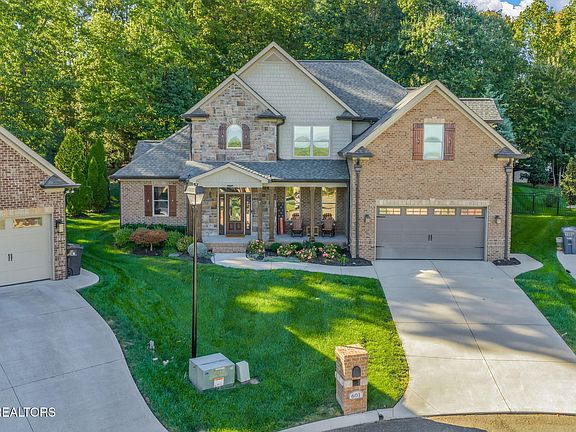 2nd image of 601 Blowing Rock Ln