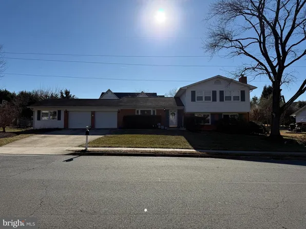 915 Westwood Dr NE, Vienna, VA 22180