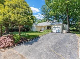 12 Kings Pl, Great Neck, NY 11024