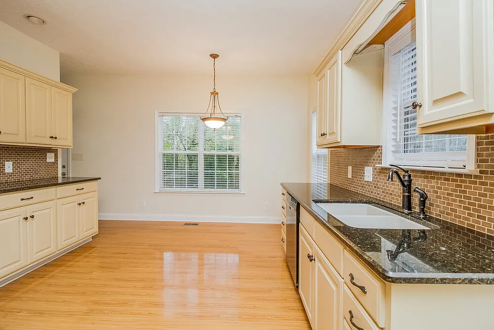 4 bed, 3.0 bath, 2193 sqft, $3,880 — Photo 3