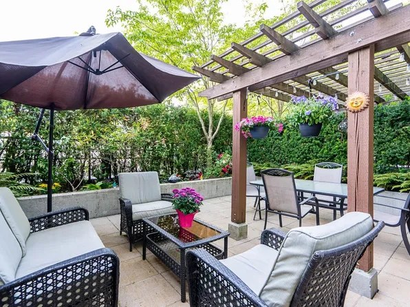 1677 Lloyd Ave #207, North Vancouver, BC V7P 0B1