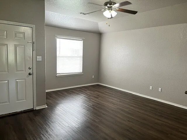 217 Regency Dr — Photo 4