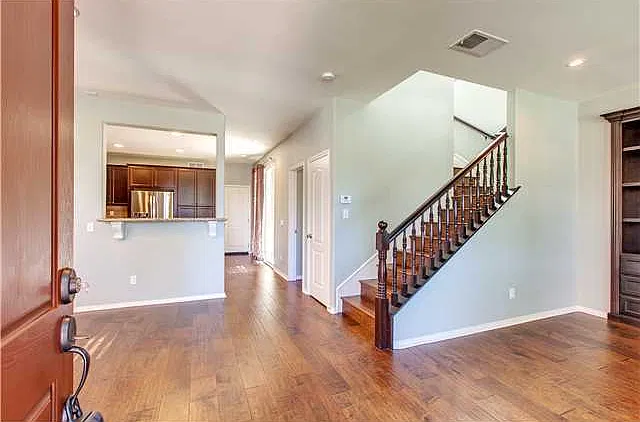 3 bed, 1730 sqft, $4,850 — Photo 3