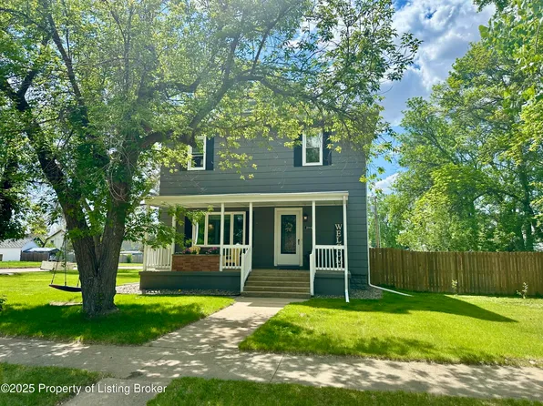 1004 1st Ave E, New England, ND 58647