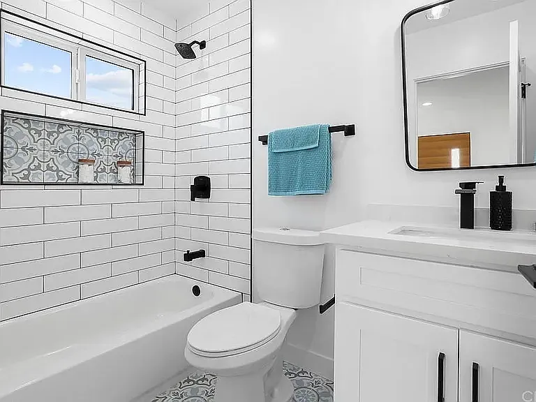 Studio, 360 sqft, $2,300 — Photo 4