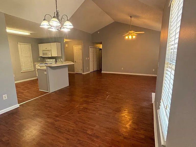 327 Springfield Cir — Photo 4